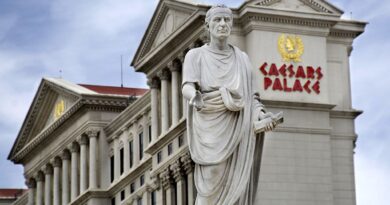 Fertitta in weekend deal talks to acquire Caesars, while billionaire Carl Icahn waits in the wings