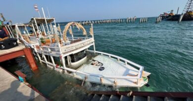 Ferry to Koh Larn sinks after striking pier, passengers safe Ferry to Koh Larn sinks after striking pier, passengers safe