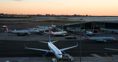 Sinkhole shuts runway at LaGuardia Airport, delaying flights, Port Authority warns Sinkhole shuts runway at LaGuardia Airport, delaying flights, Port Authority warns