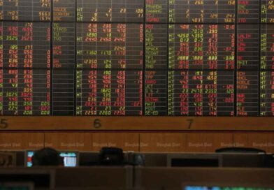 Capital flees Thai stocks as baht continues to decline