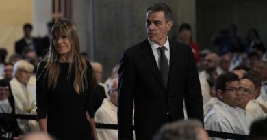 El juez Peinado cita a Begoña Gómez para retirarle el pasaporte el día que Sánchez comparece para hablar de corrupción