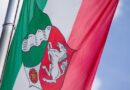 Flaggen auf Vollmast: Gedenktag Flucht und Vertreibung – Reul ordnet Beflaggung an Flaggen auf Vollmast: Gedenktag Flucht und Vertreibung – Reul ordnet Beflaggung an
