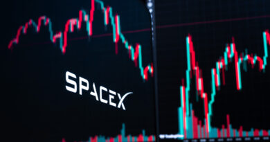 SpaceX drops more than 2% following $400 billion selloff