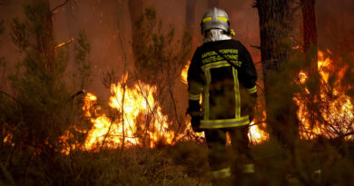 Spain and France wildfires force more than 300,000 to flee as Macron calls crisis meeting