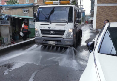 Cooling mist offers relief to elderly residents amid Seoul heatwave