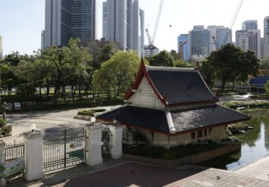 Suspect held after body pulled from Benjasiri Park pond Suspect held after body pulled from Benjasiri Park pond