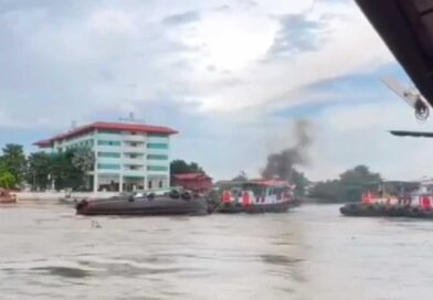 River tugboat capsizes in strong current in Ayutthaya River tugboat capsizes in strong current in Ayutthaya