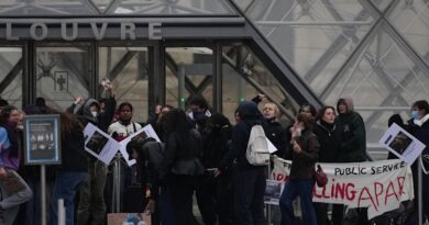 Students blockade Louvre as France rolls out local curfews